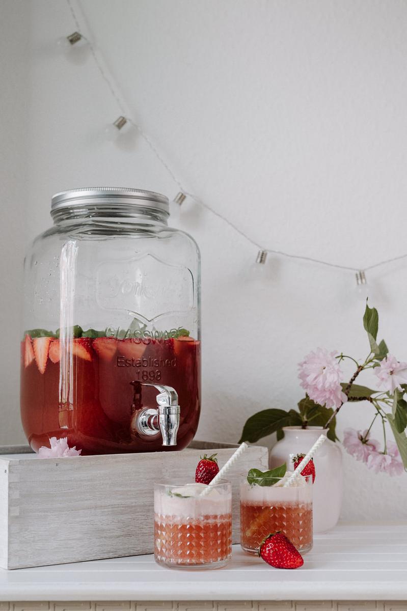 Rezeptbild: Erdbeere-Basilikum-Bowle mit Vanilleeis (Schlammbowle)