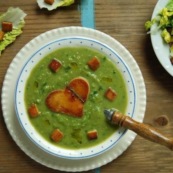 Rezeptbild: Grüne Erbsensuppe mit Salatherz und Räuchertofu