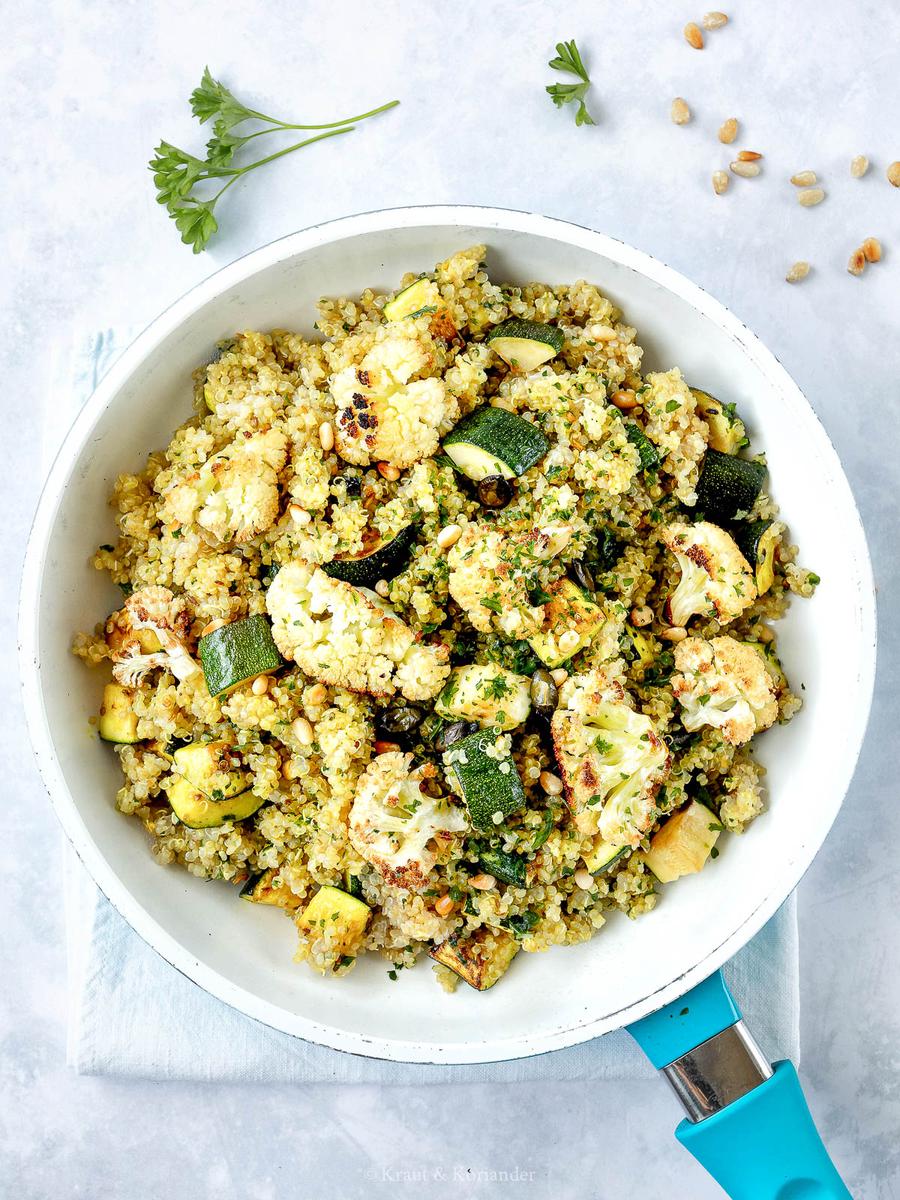 Rezeptbild: Zucchini-Quinoa-Pfanne mit geröstetem Karfiol