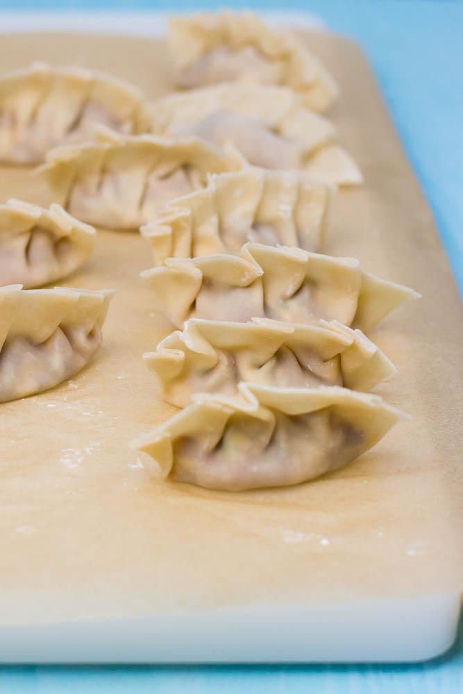 Rezeptbild: Gyozas mit Hühnchen-Shitake-Füllung und Dip