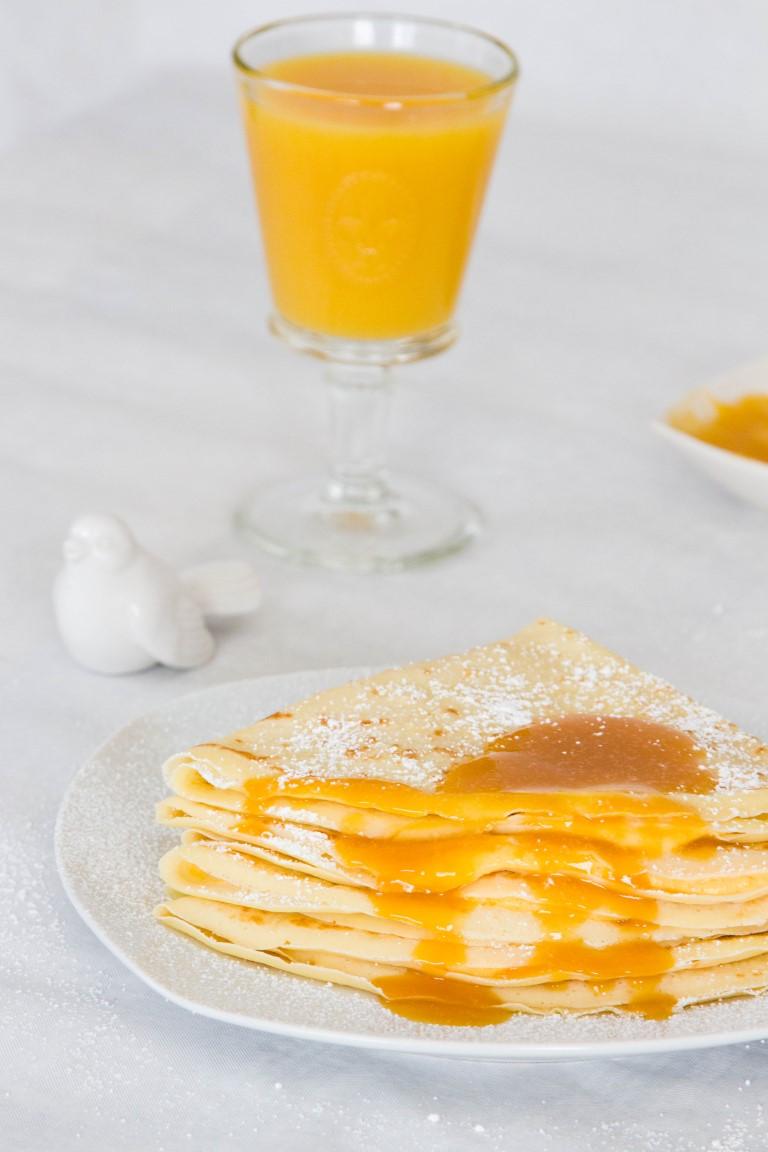 Rezeptbild: PFANNKUCHEN MIT KÜRBIS-ORANGEN-INGWER SAUCE