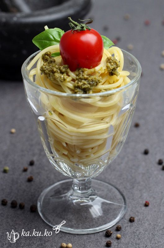 Rezeptbild: Basilikumpesto mit Sonnenblumen- und Pinienkernen