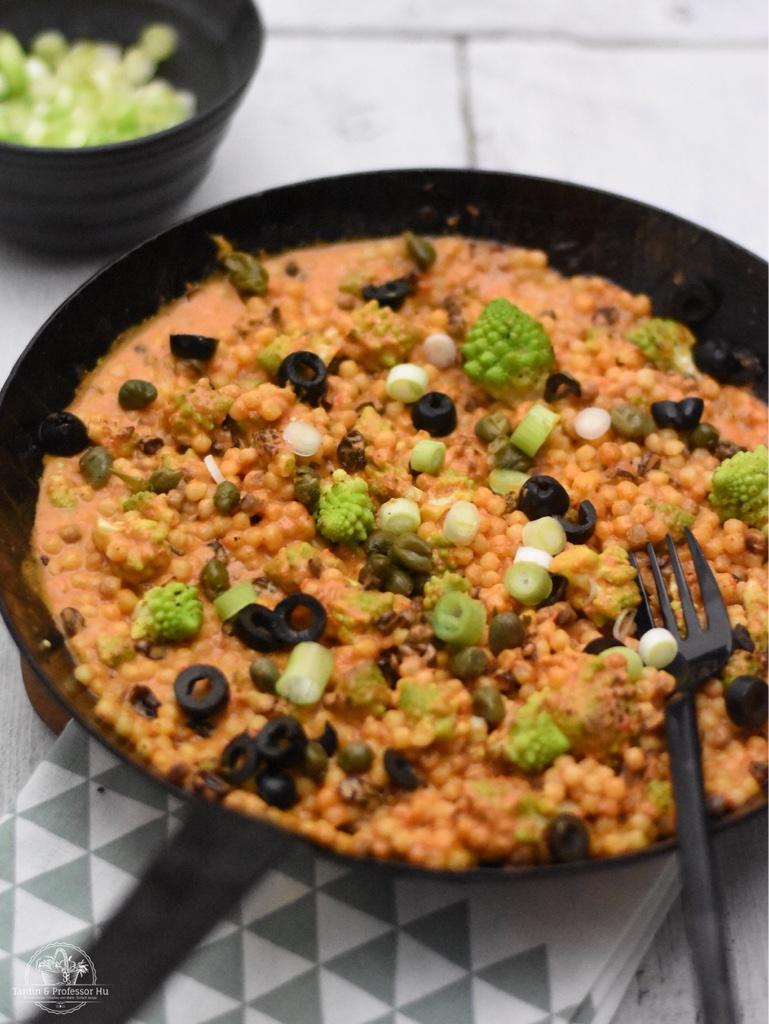 Rezeptbild: Vegane Pfanne mit Romanesco, Fregola und Chili