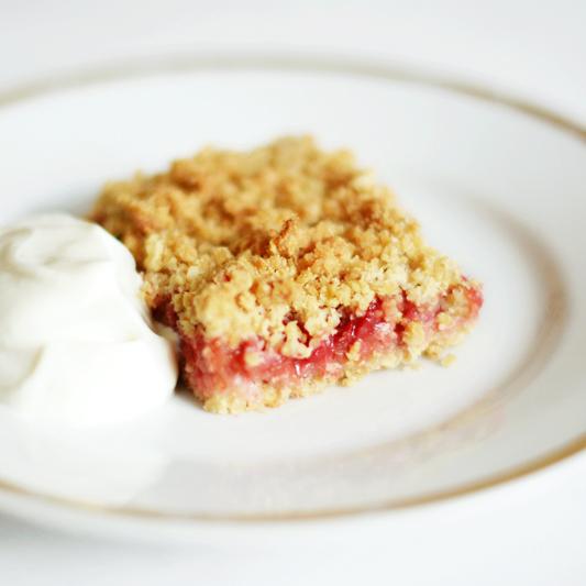 Rezeptbild: Erdbeer-Rhabarber-Streuselschnitten