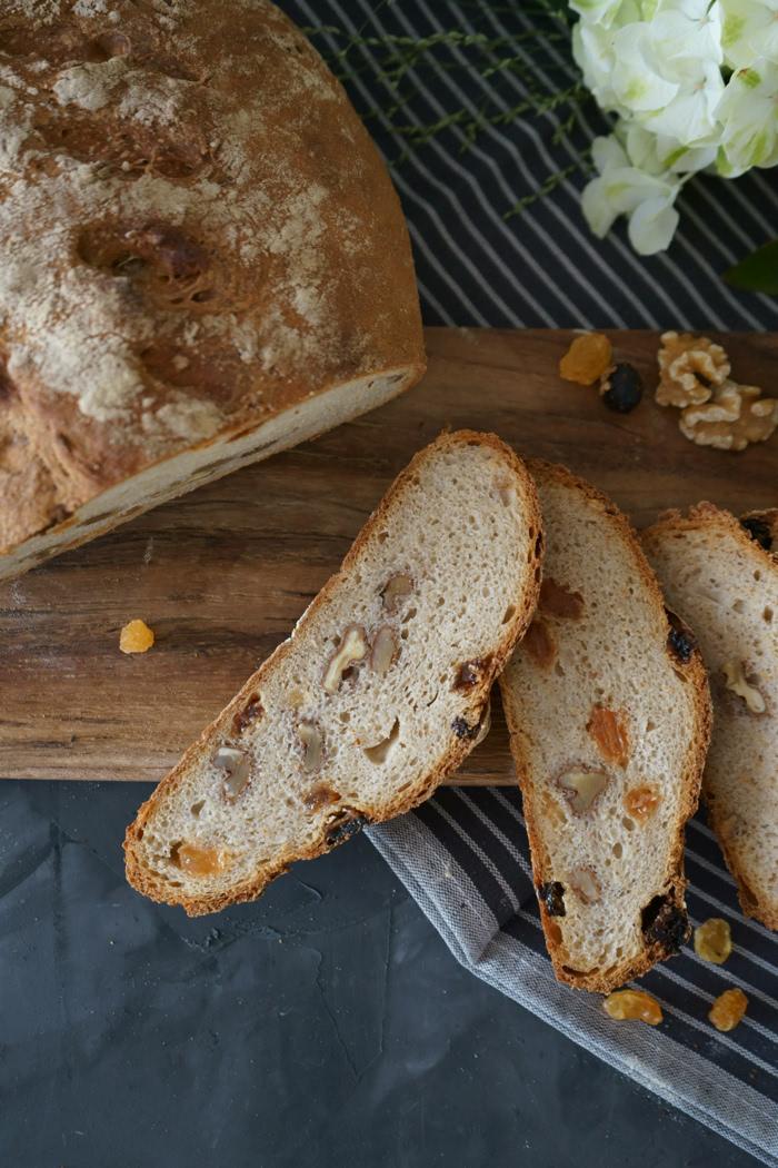 Rezeptbild: Dinkel - Sauerteig Brot mit Wallnüssen und gelben Rosinen