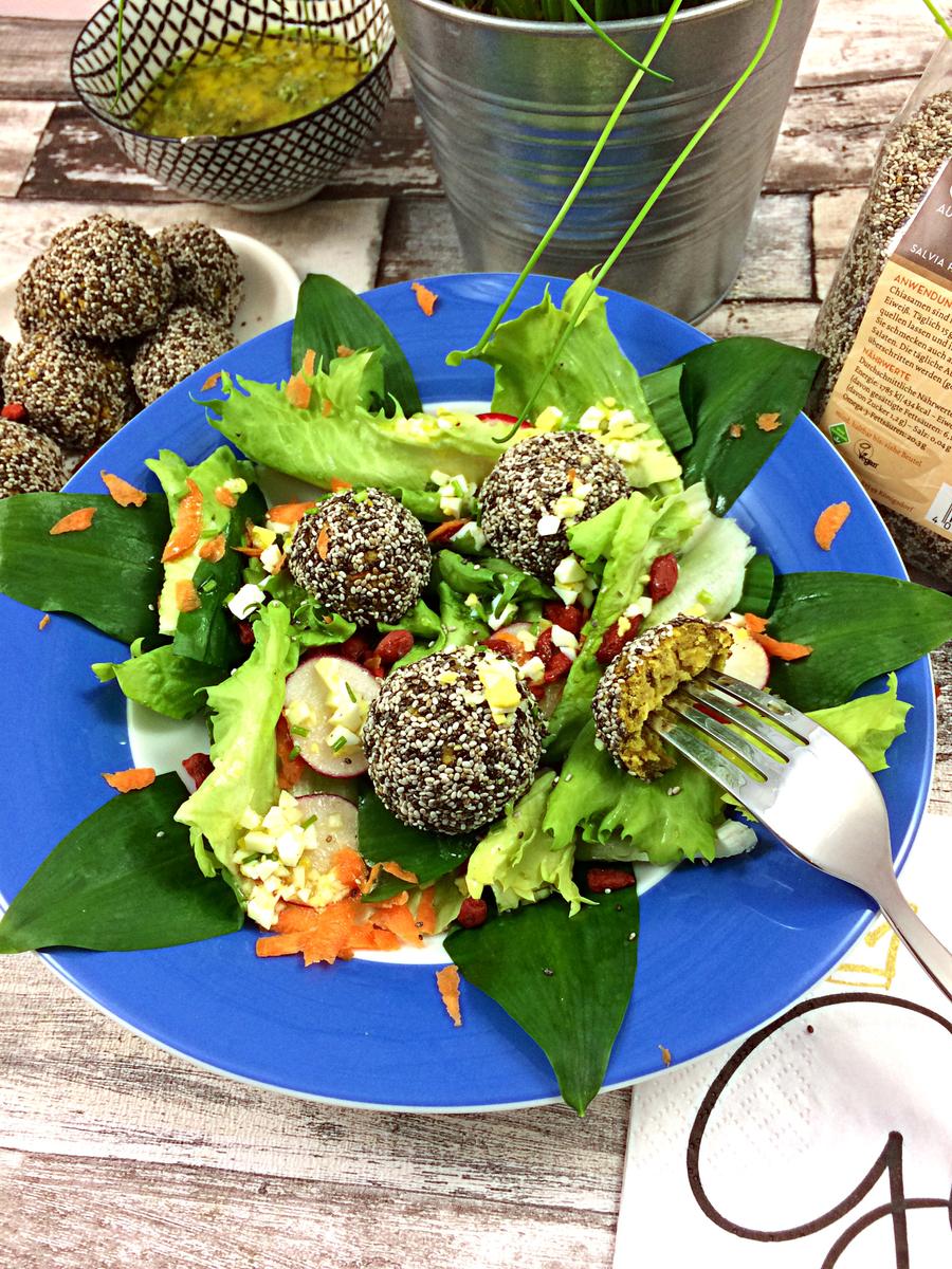 Rezeptbild: Chia Falafel mit Frühlingssalat