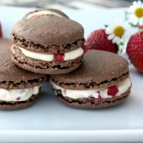 Rezeptbild: Schokomacarons mit Erdbeer-Mascarpone