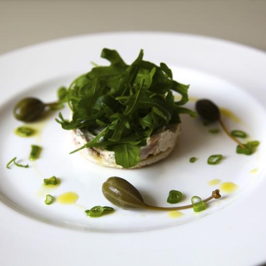 Rezeptbild: Tuna-Mousse auf Tramezzini-Cracker und Rucola
