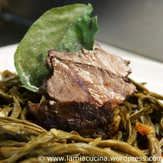 Rezeptbild: Kalbsbacken in Rotwein mit Salbei geschmort