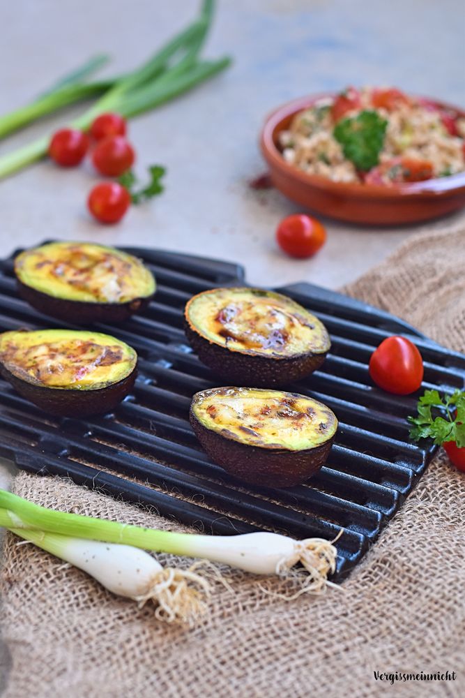 Rezeptbild: Gegrillte Avocado mit Mozzarella und Zartweizensalat