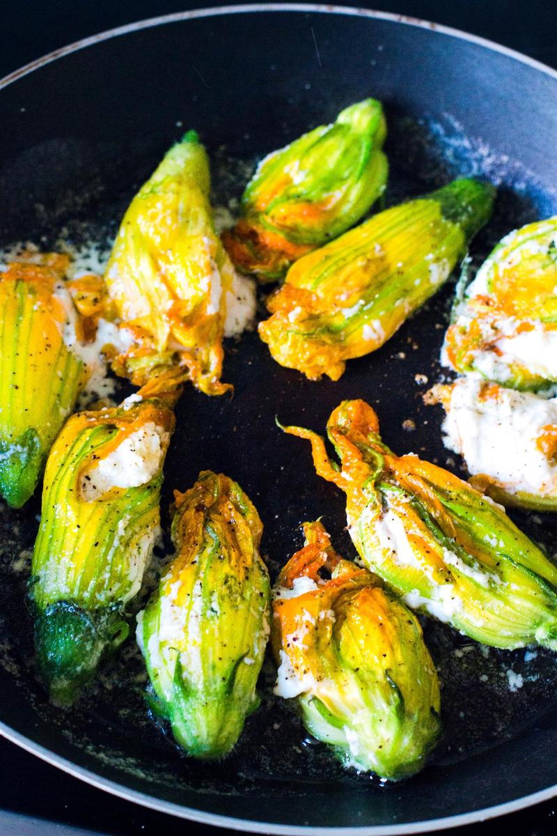 Rezeptbild: GEFÜLLTE ZUCCHINIBLÜTEN MIT RICOTTA