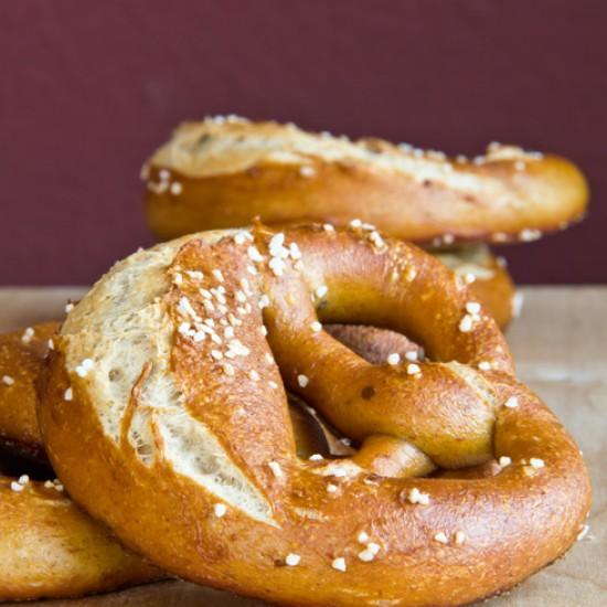 Rezeptbild: Laugenbrezeln aus Altbrotteig