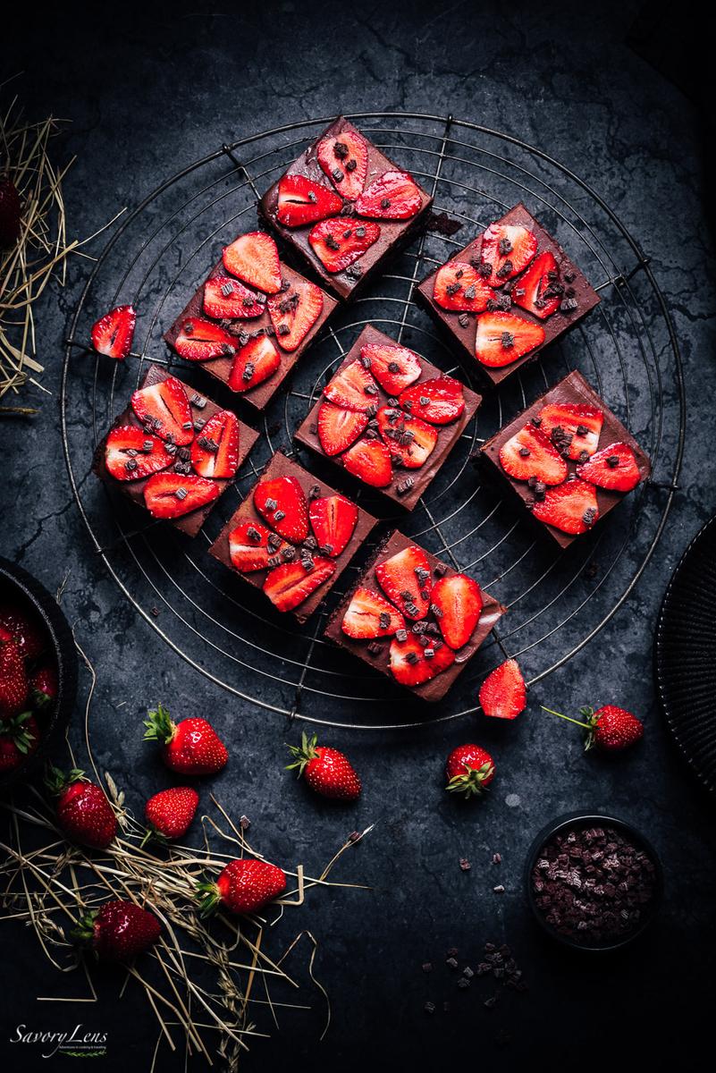 Rezeptbild: Erdbeer-Brownies mit Schokoladen-Ganache