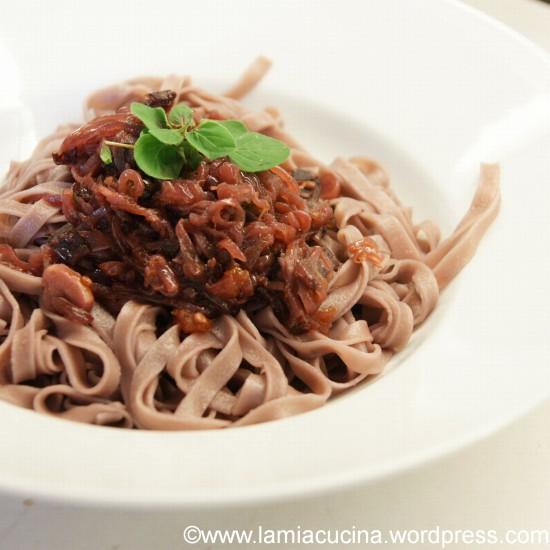 Rezeptbild: Rotweinnudeln, mit Jahrgang