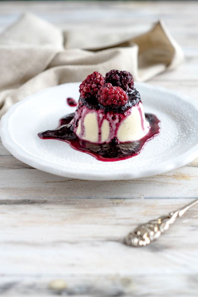 Rezeptbild: Panna Cotta mit Beerensoße