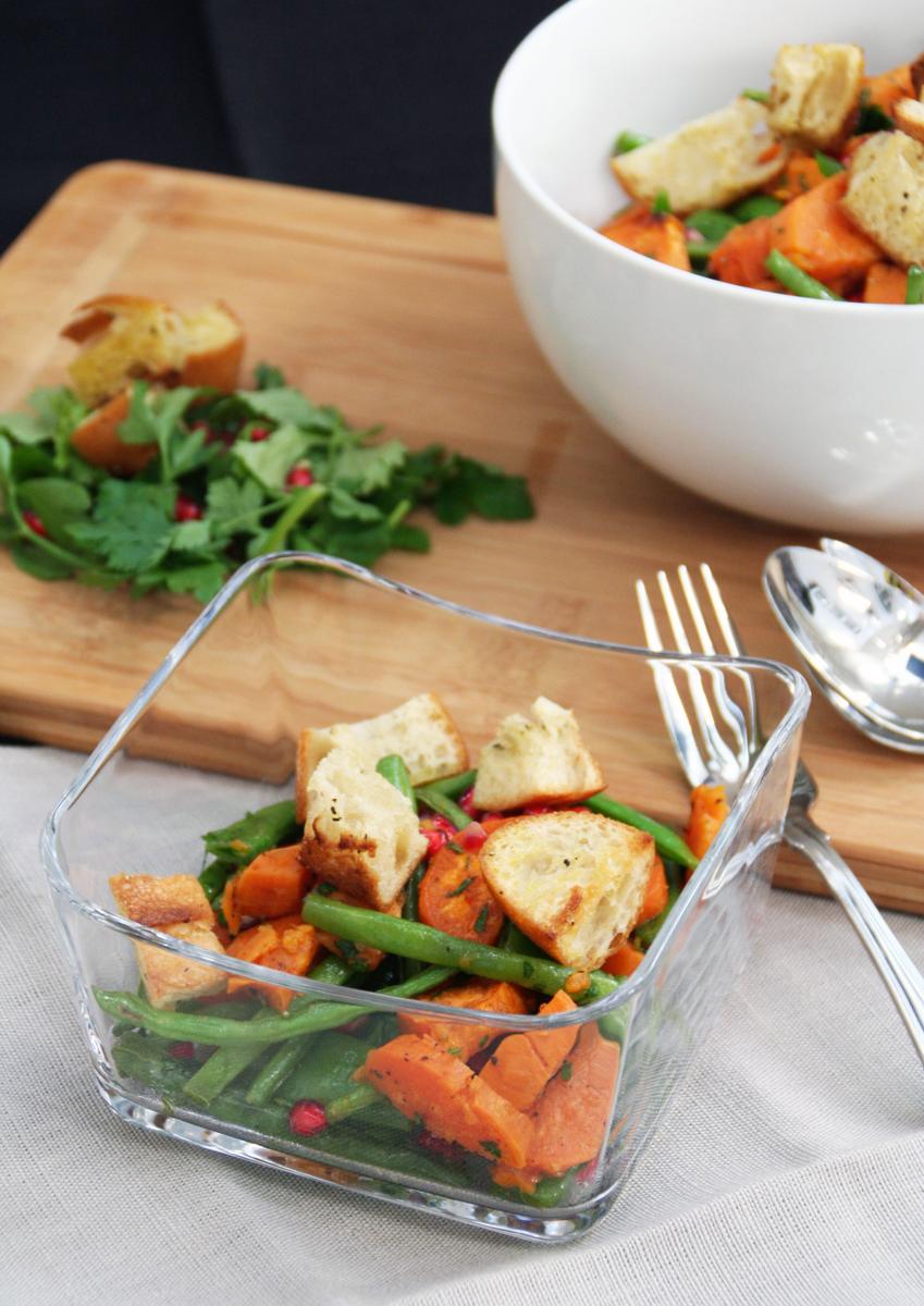 Rezeptbild: Süßkartoffelsalat mit Prinzess-Bohnen, Zuckerschoten und Granatapfelkernen.