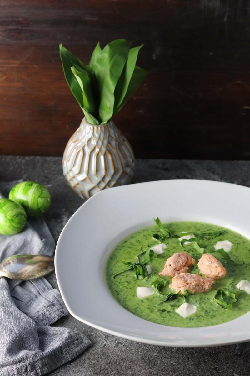 Rezeptbild: Bärlauchcremesuppe mit Lachsklößchen