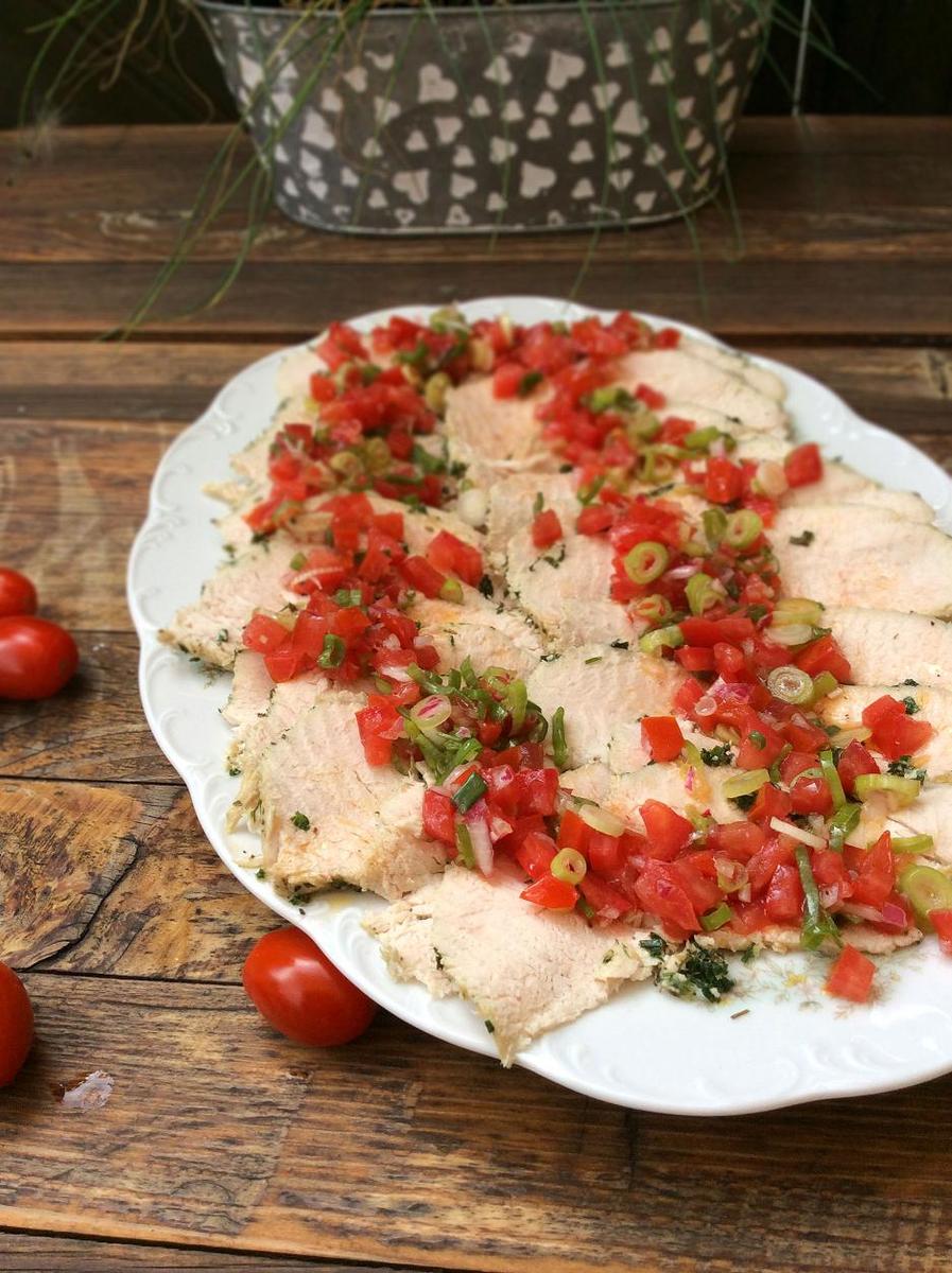 Rezeptbild: Gekräuterte Putenbrust mit Tomatenvinaigrette