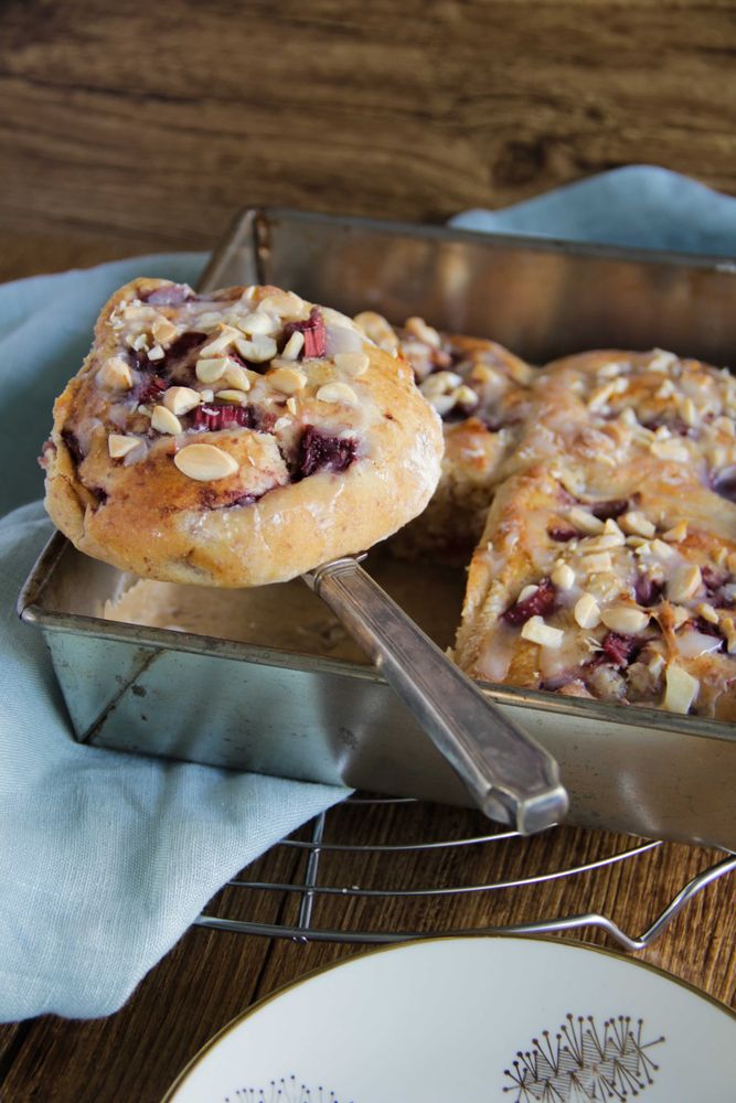 Rezeptbild: Rhabarber-Hefeschnecken mit Mandeln und Marzipan
