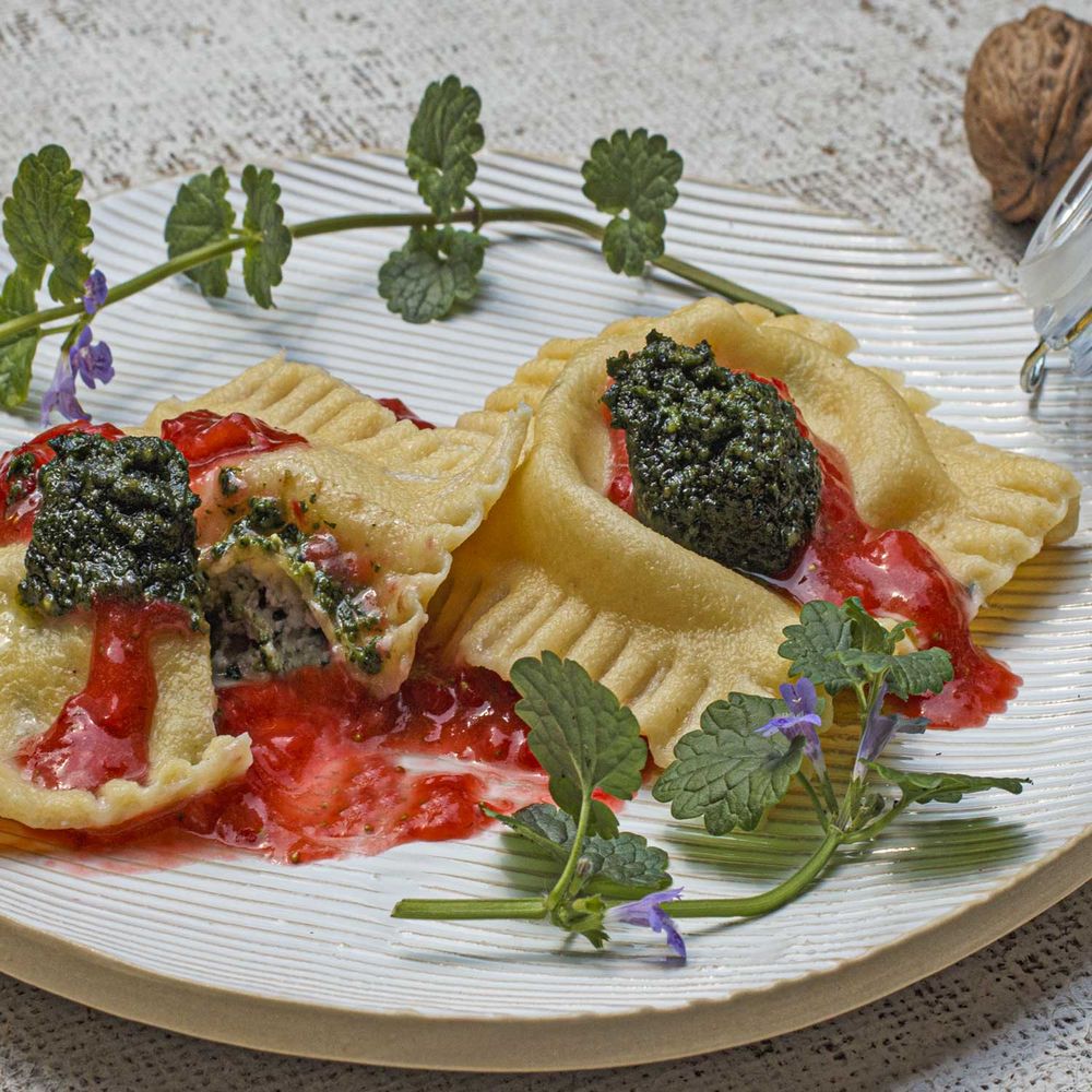 Rezeptbild: Süße Ravioli mit Erdbeeren und Gundermannpesto