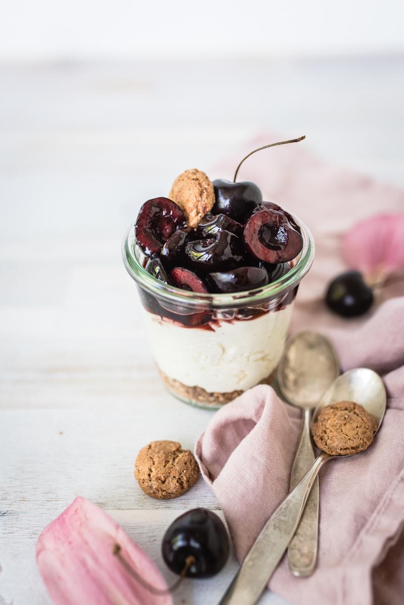 Rezeptbild: sommerliches schichtdessert im glas: amaretti, ricotta-vanille-crème, balsamico-portwein kirschen
