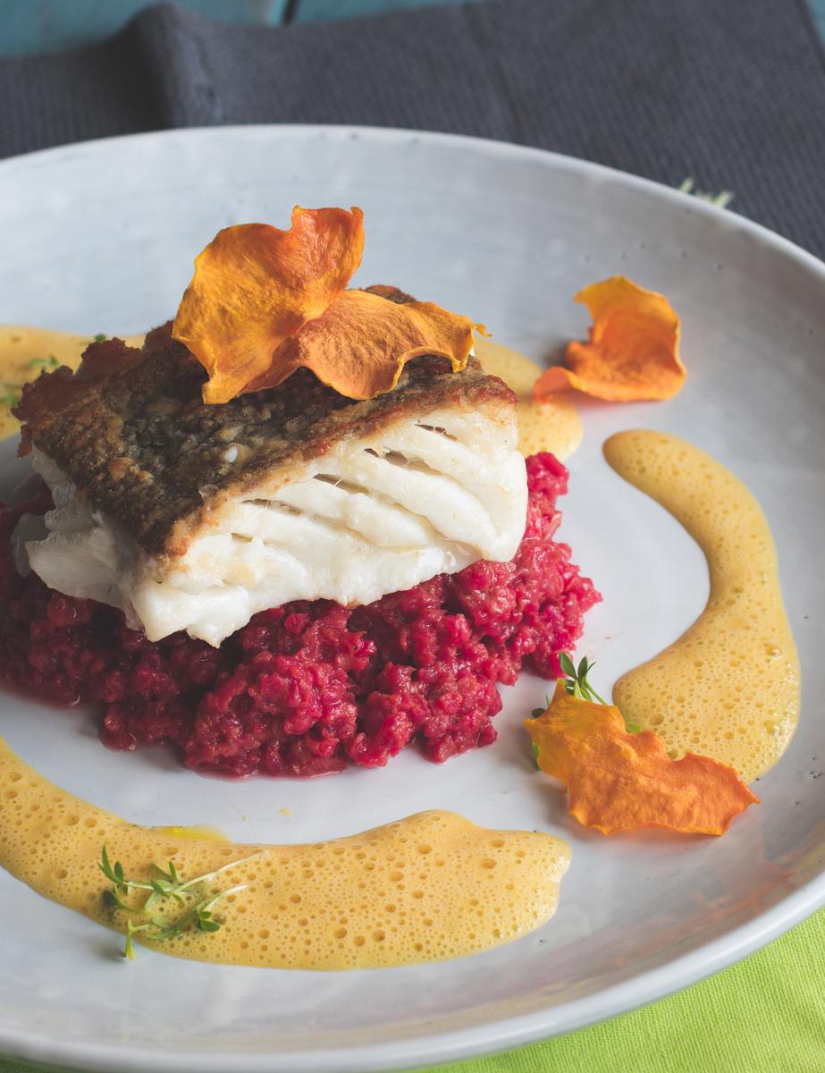 Rezeptbild: Skrei mit Rote Bete Risotto und Kürbisschaum