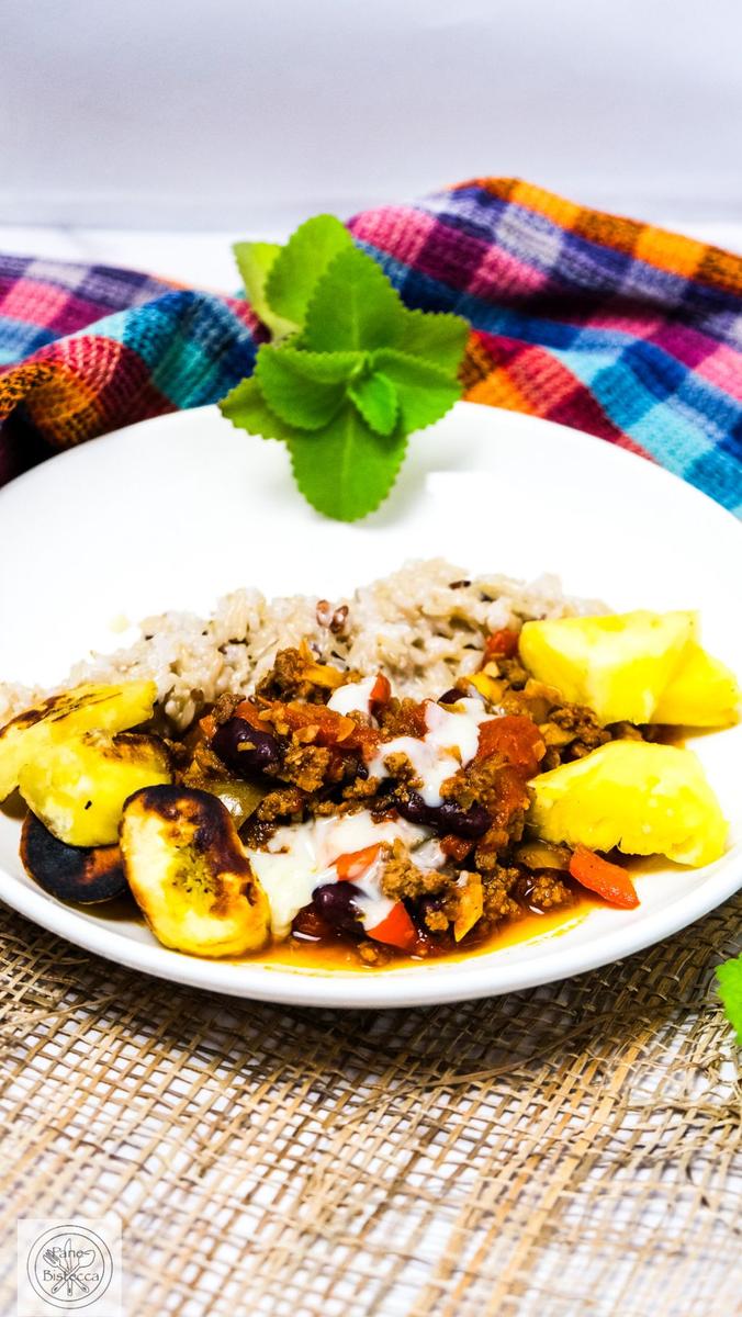 Rezeptbild: Jamaikanisches Chili con Carne mit Kokosnussreis und gebratenen Bananen