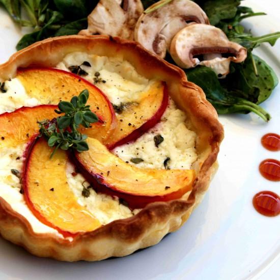 Rezeptbild: Ziegenkäsetarte mit Thymian, Pfirsich und Honig