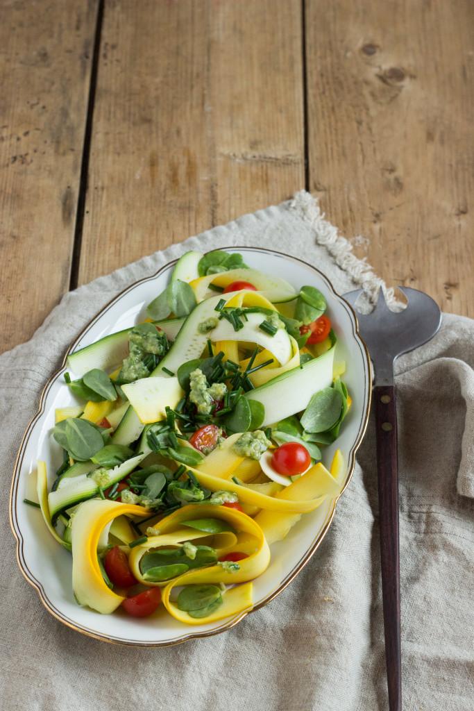 Rezeptbild: Zucchinisalat mit Portulak und Zucchinihummus