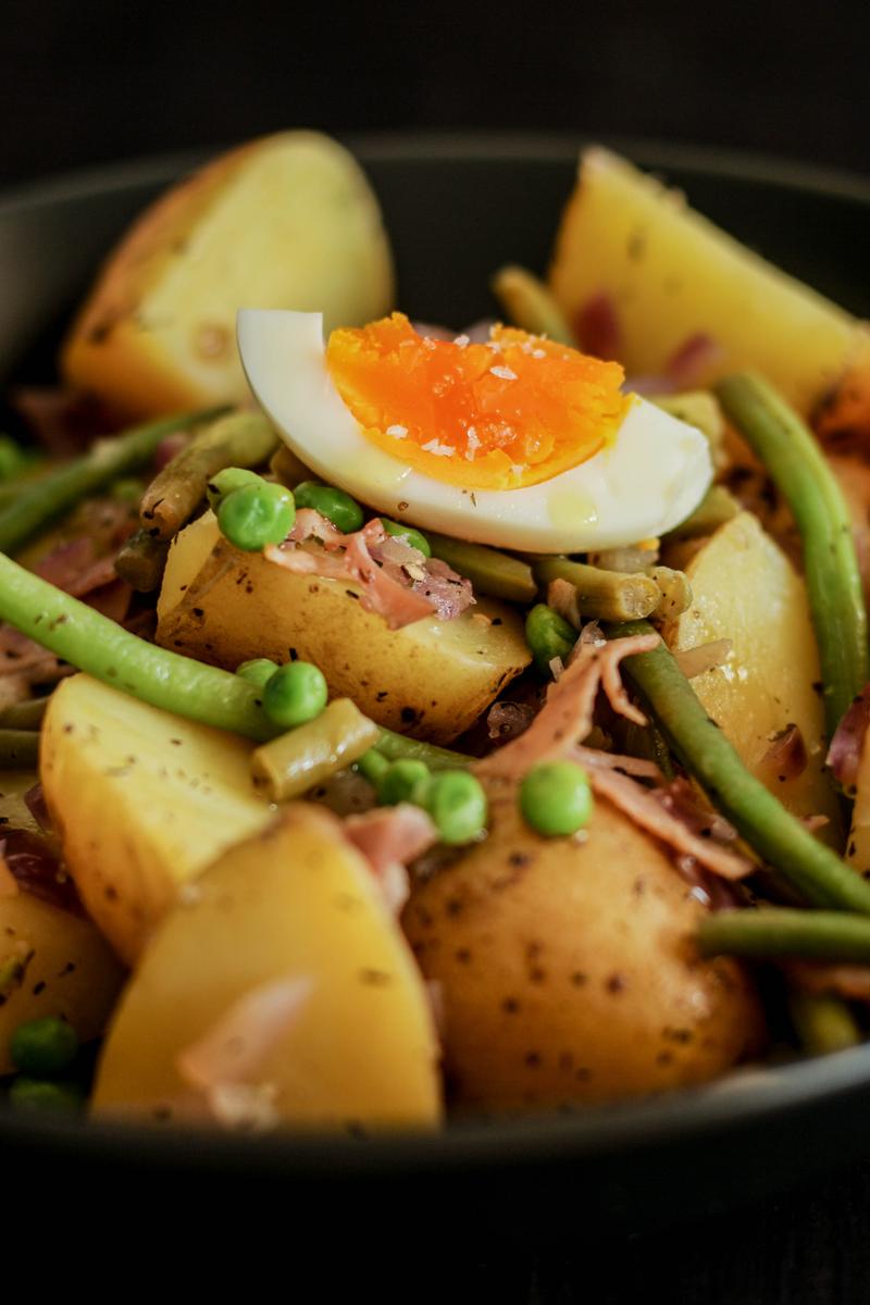 Rezeptbild: Würziger Kartoffelsalat mit Bohnen, Erbsen und Zwiebelns