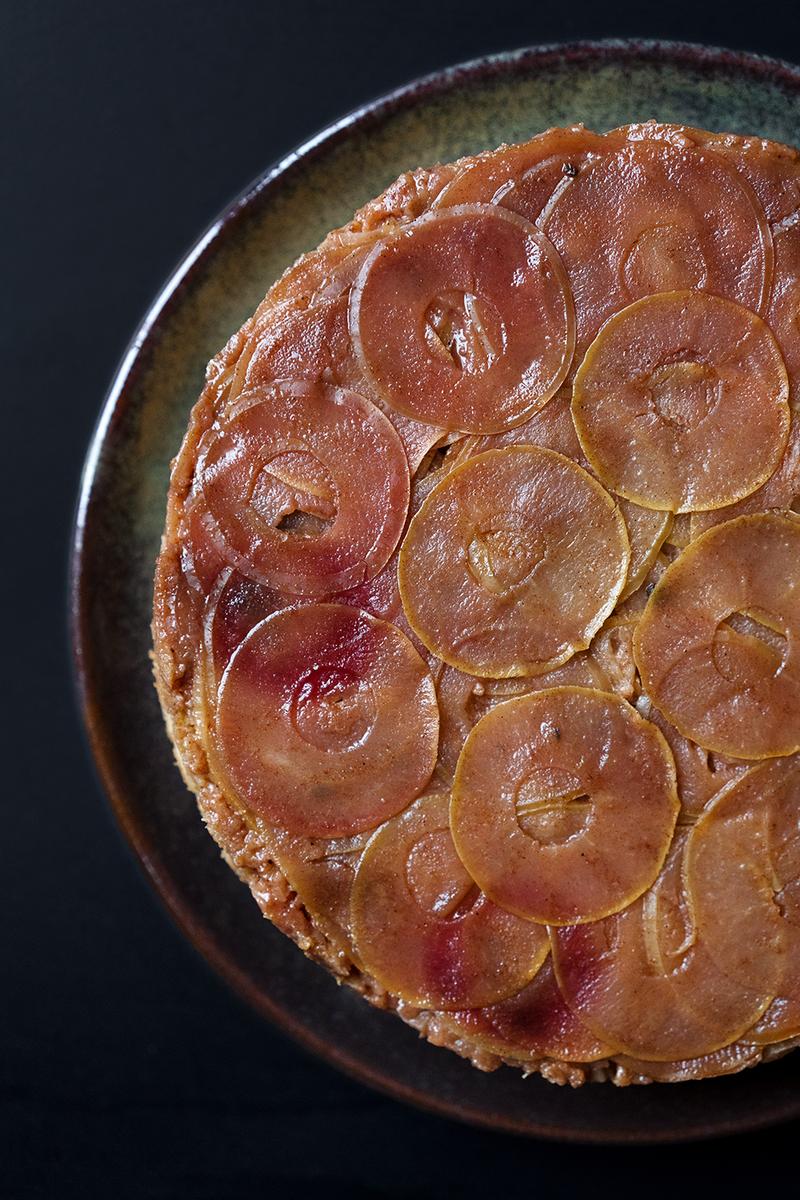 Rezeptbild: Gestürzter karamellisierter Apfelkuchen mit Zimt und Muskat