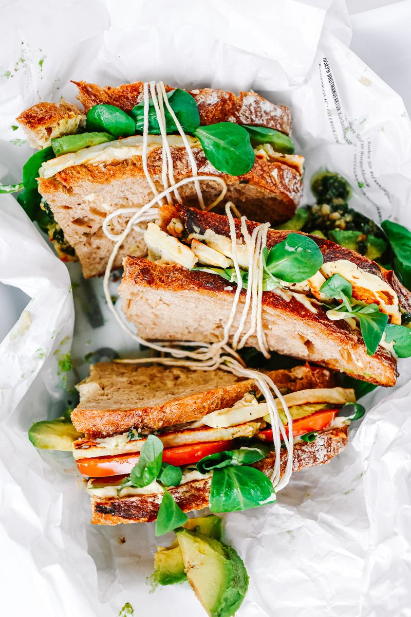 Rezeptbild: The Ultimate Hummus and Picnic Sandwich w/ Grilled Halloumi