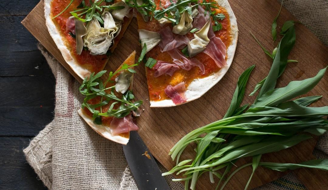 Rezeptbild: Pizza mit Sauerteig, Bärlauch, Artischocke und Parmaschinken