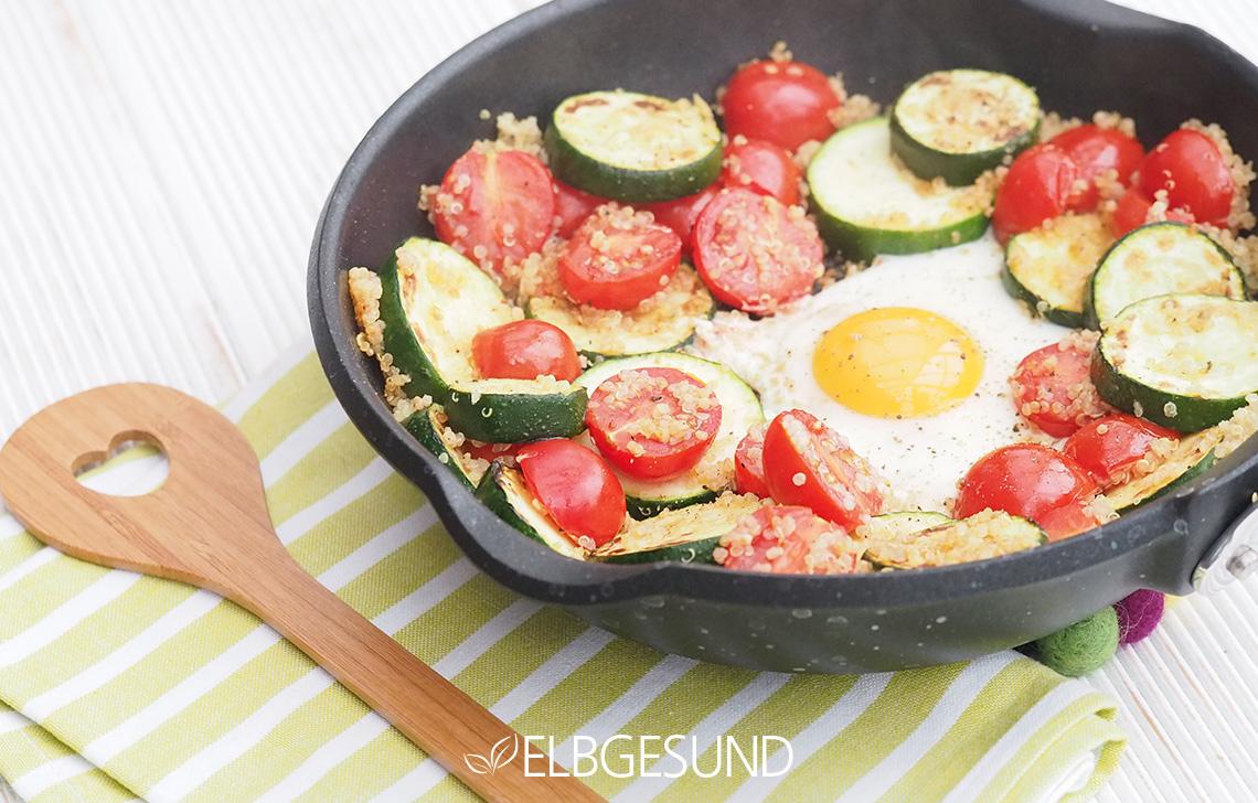 Rezeptbild: Schnelle Quinoa-Pfanne mit Tomaten, Zucchini und Ei
