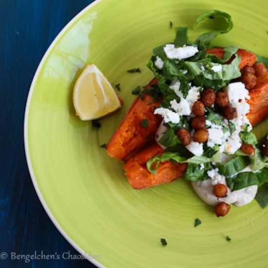 Rezeptbild: Gebackene Süßkartoffeln gerösteten Kichererbsen und Joghurt-Tahin-Sauce