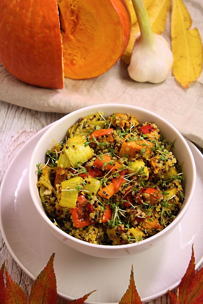 Rezeptbild: Quinoabowl mit Ofengemüse und Tahinidressing
