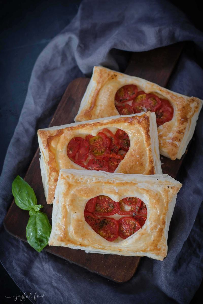 Rezeptbild: Tomate Mozzarella Blätterteigtaschen mit Herz