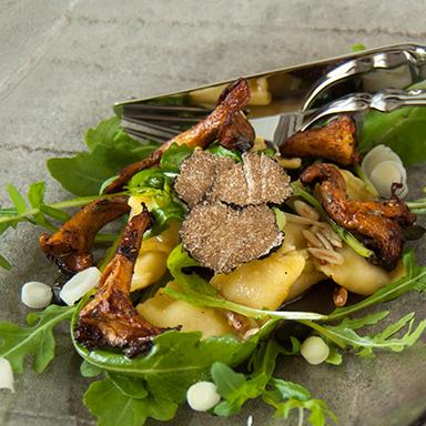 Rezeptbild: Gebratene Pfifferlinge in Trüffelbutter auf lauwarmen Raviolisalat