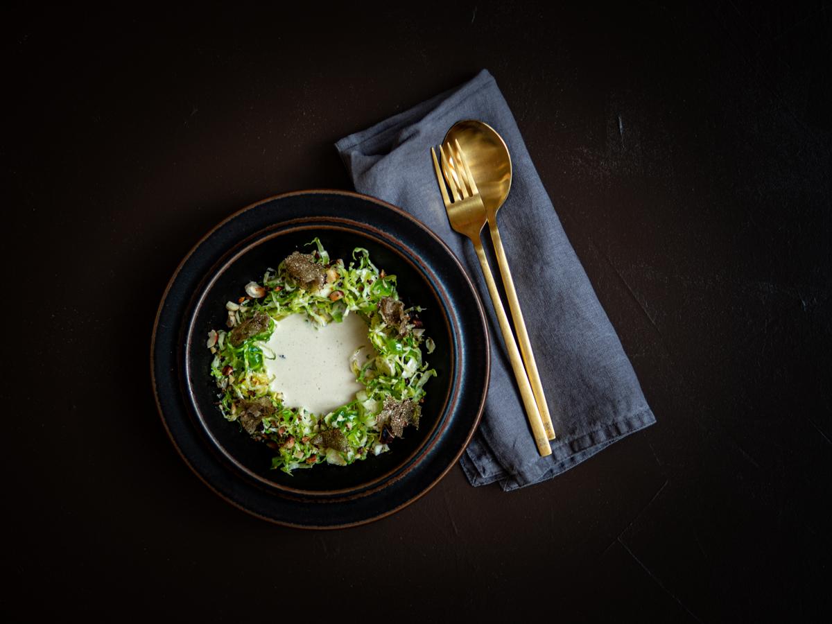 Rezeptbild: Rosenkohlsalat mit Haselnüssen und Trüffeln