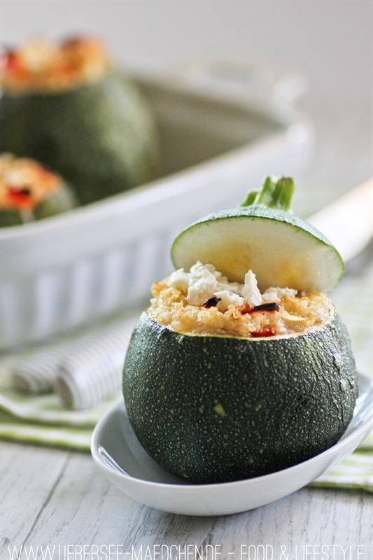 Rezeptbild: Gefüllte runde Zucchini mit Quinoa-Gemüse und Feta