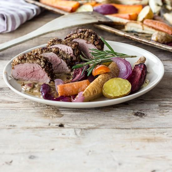 Rezeptbild: Schweinefilet im Walnussmantel mit Wurzelgemüse
