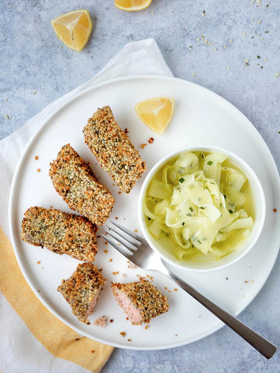 Rezeptbild: Knusper-Fisch in Hanfsamenpanade mit Gurkensalat