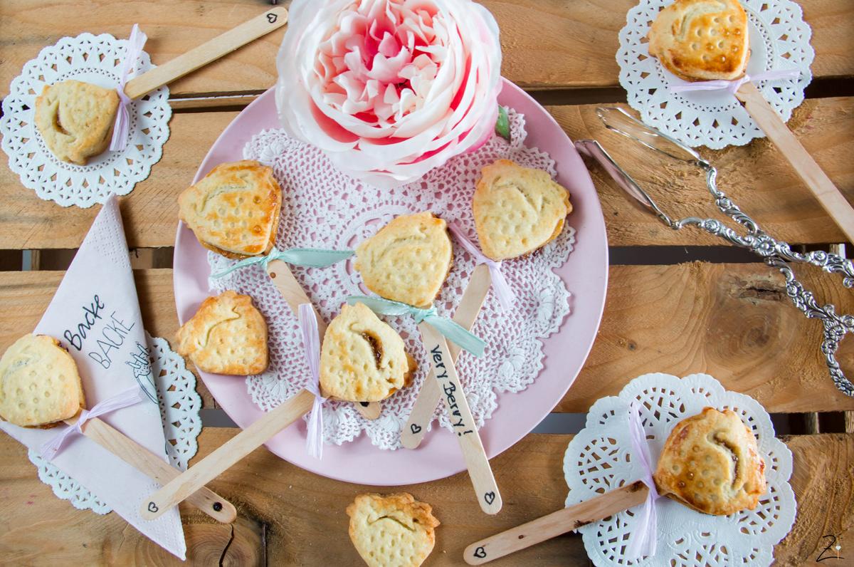 Rezeptbild: ♡ Erdbeer Pie Pops: Knusprige Kuchen am Stiel ♡
