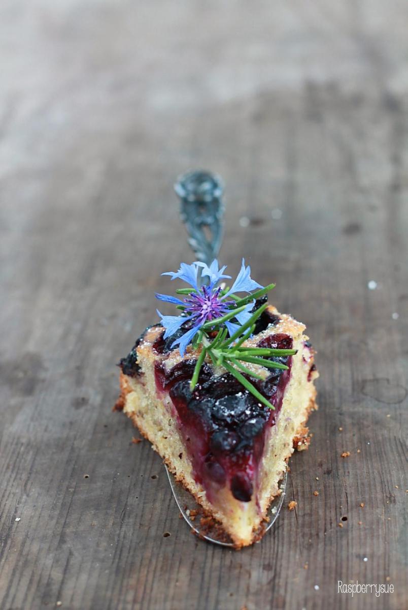 Rezeptbild: Veganer Olivenölkuchen mit Blaubeeren