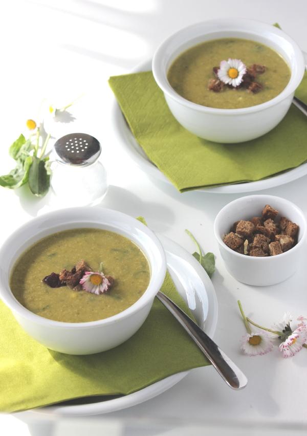 Rezeptbild: Sauerampfersuppe mit Knoblauchcroûtons