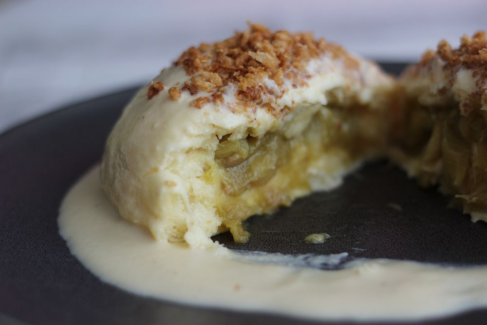 Rezeptbild: Germknödel mit Rhabarber, Mandelbröseln und Tonkabohnensauce