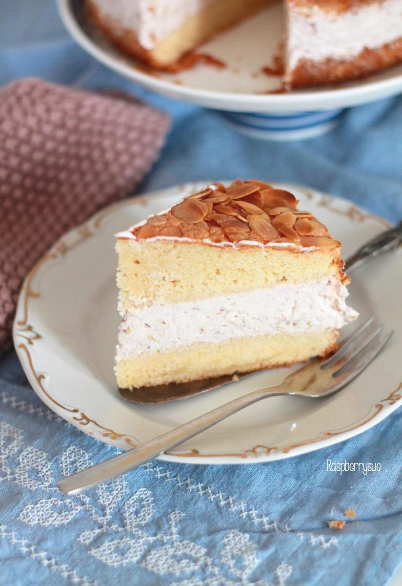 Rezeptbild: Rhabarber-Himbeer-Torte mit Quarkcreme