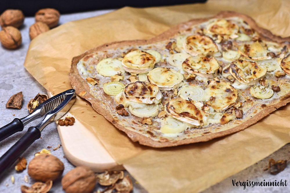 Rezeptbild: Vollkorn Flammkuchen mit Ziegenkäse und Walnüssen