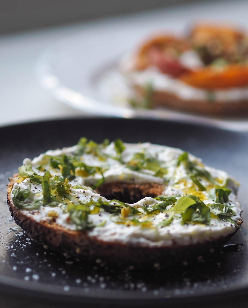 Rezeptbild: Zweierlei Bagels mit Ricotta
