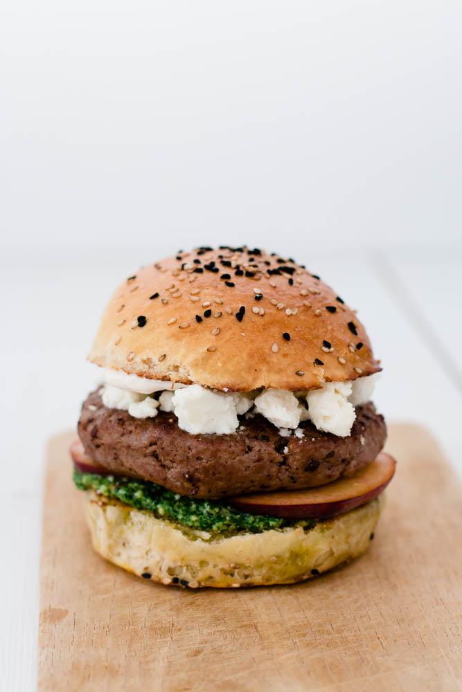 Rezeptbild: Burger Sous Vide - mit Pfirsich, Feta und Rucola Pesto